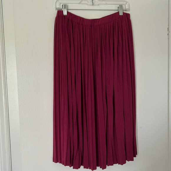 Raspberry color pleated skirt. US size 12 - Picture 2 of 3